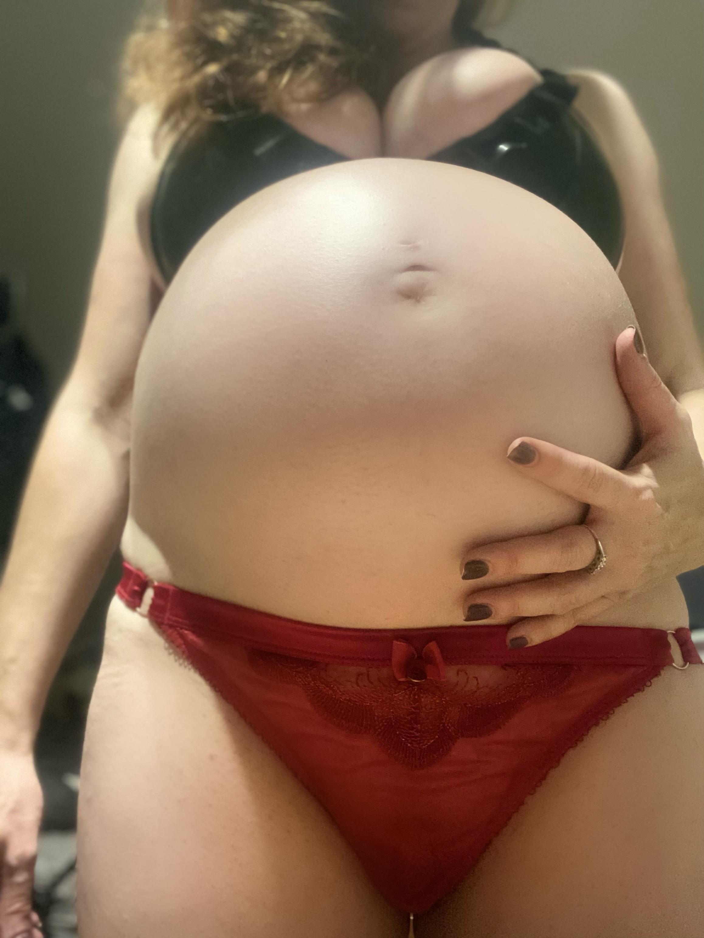 Pregnant English Rose profile image